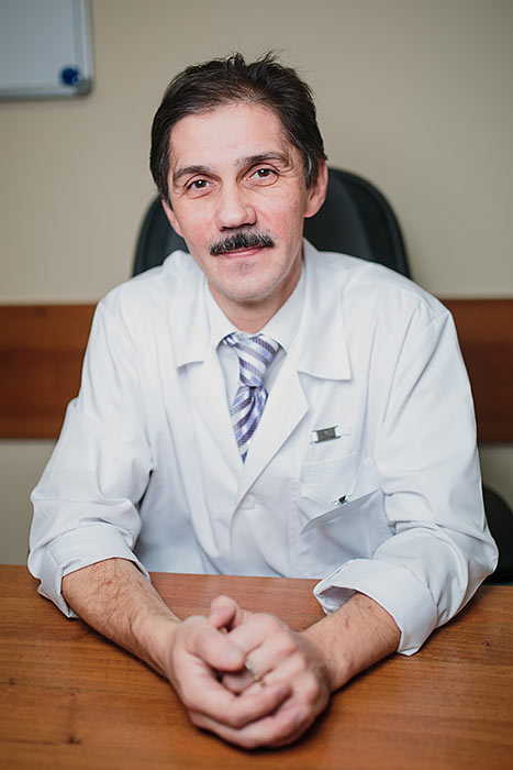 Заведующий отделением нейрохирургии центра – врач-нейрохирург высшей квалификационной категории  Сергей Снопко. 
